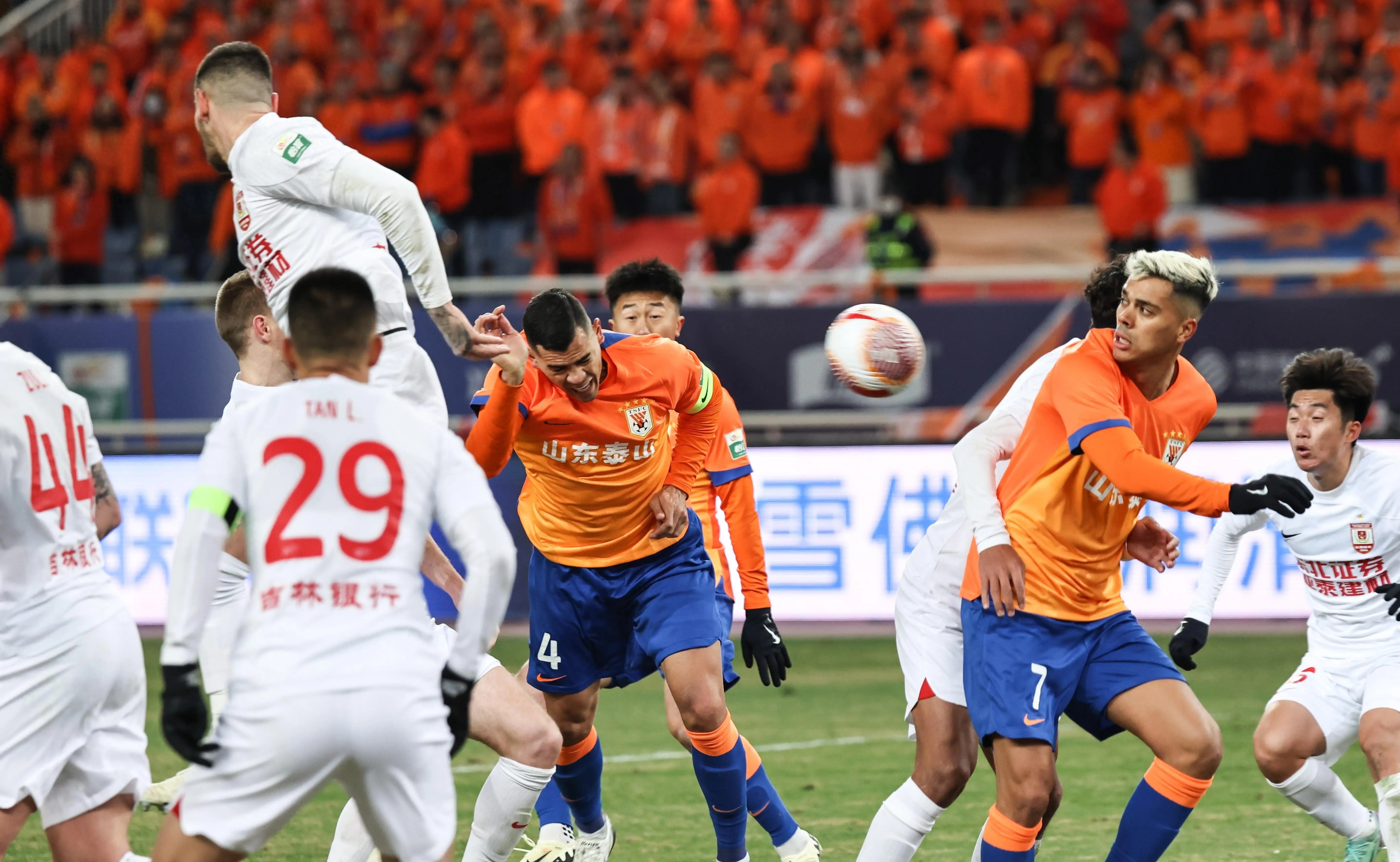 九游体育-国际比赛日广东宏远备战英超;队长鼓劲细节曝光;信心回归;阵容厚度经受考验